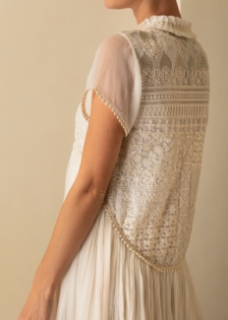 صورة فستان بكم قصير مع تطريز على الصدر