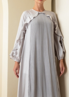 صورة فستان طويل ذو أكمام منفوخة