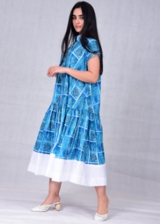 صورة فستان ازرق قصير ذو قماش مطبوع